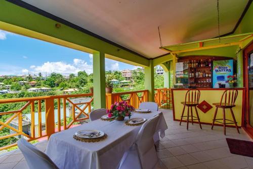 Bar/ Salón, Tropical Paradise View in Marigot Bay Bar/ Salón, Tropical Paradise View in Marigot Bay