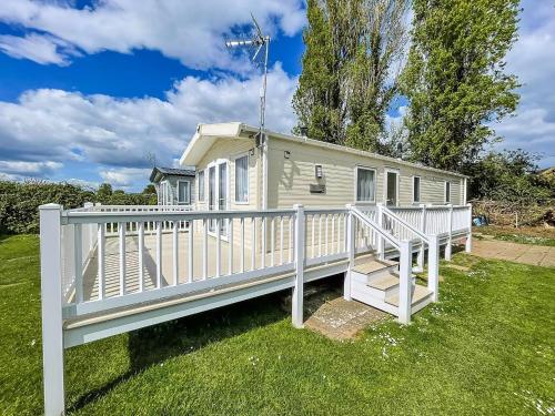 酒店外观, Gorgeous 6 Berth Caravan With Decking Area, Dovercourt Holiday Park Ref 44010Af in 哈里奇 酒店外观, Gorgeous 6 Berth Caravan With Decking Area, Dovercourt Holiday Park Ref 44010Af in 哈里奇