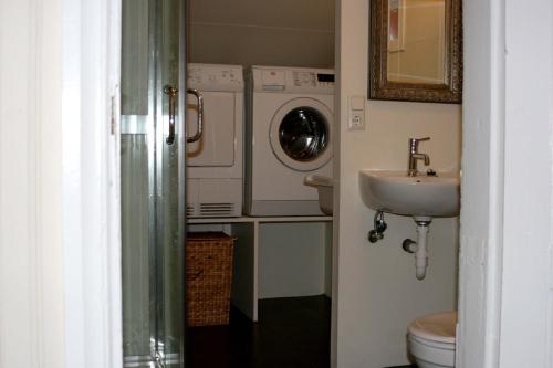 Baño, Hofdi Guesthouse in Husavik City Center Baño, Hofdi Guesthouse in Husavik City Center