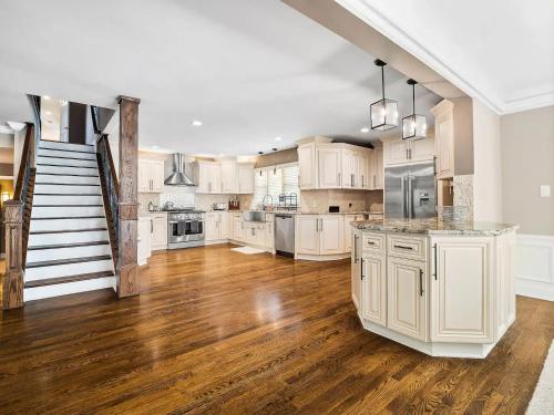 Shaker Prestige - 4 000 sq ft - Calm and Quiet in Beachwood (OH) Shaker Prestige - 4 000 sq ft - Calm and Quiet in Beachwood (OH)