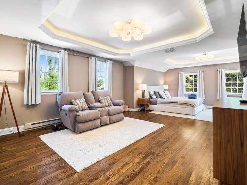 Shaker Prestige - 4 000 sq ft - Calm and Quiet in Beachwood (OH) Shaker Prestige - 4 000 sq ft - Calm and Quiet in Beachwood (OH)