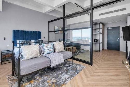 Stylish Urban Studio at One on Thibault