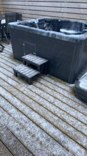 Cosy private home with a hot tub on a private deck, close to Airport in Njardvik Cosy private home with a hot tub on a private deck, close to Airport in Njardvik