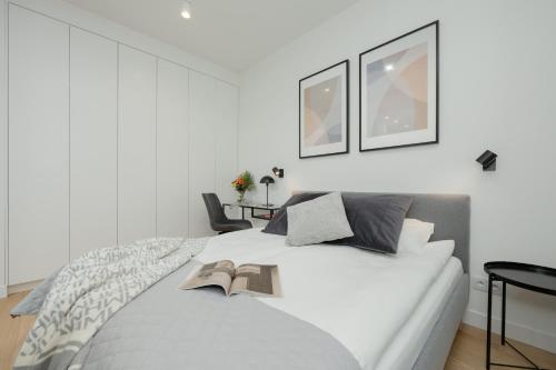 Warsaw Deluxe Apartments in the City Center by Noclegi Renters