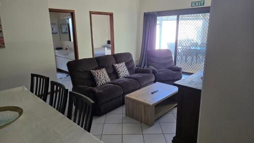 gedeelde lounge/tv-ruimte, Central to town - Vintage and cosy entire home in Geraldton gedeelde lounge/tv-ruimte, Central to town - Vintage and cosy entire home in Geraldton