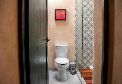 Bathroom, Suite Raffaello: Diseno y Comodidad en Val'Quirico in Zacatelco Bathroom, Suite Raffaello: Diseno y Comodidad en Val'Quirico in Zacatelco