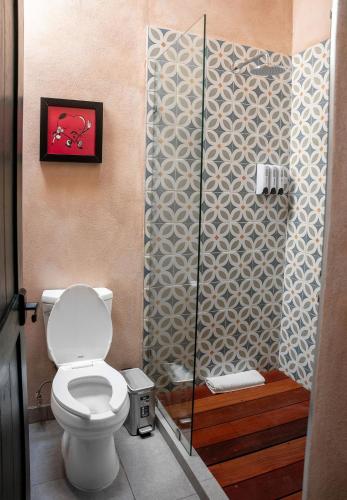 Bathroom, Suite Raffaello: Diseno y Comodidad en Val'Quirico in Zacatelco Bathroom, Suite Raffaello: Diseno y Comodidad en Val'Quirico in Zacatelco