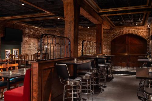 Bar/ Salón, River Street Inn in Savannah City Center Bar/ Salón, River Street Inn in Savannah City Center