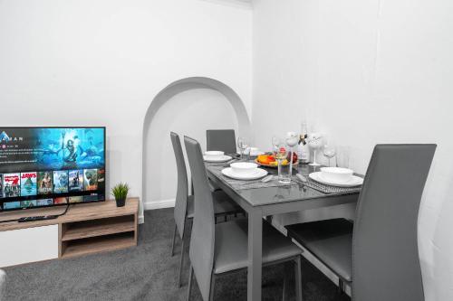 Facilities, 4 Bedroom House - Accommodates 7 - Garden - Parking - Netflix - Wifi - 559T in Perry Common Facilities, 4 Bedroom House - Accommodates 7 - Garden - Parking - Netflix - Wifi - 559T in Perry Common