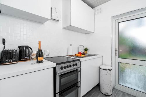 Kitchen, 4 Bedroom House - Accommodates 7 - Garden - Parking - Netflix - Wifi - 559T in Perry Common Kitchen, 4 Bedroom House - Accommodates 7 - Garden - Parking - Netflix - Wifi - 559T in Perry Common