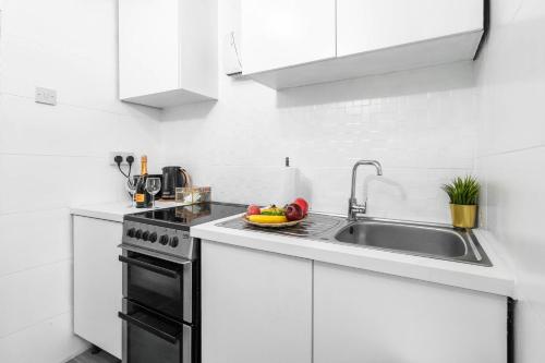 Kitchen, 4 Bedroom House - Accommodates 7 - Garden - Parking - Netflix - Wifi - 559T in Perry Common Kitchen, 4 Bedroom House - Accommodates 7 - Garden - Parking - Netflix - Wifi - 559T in Perry Common