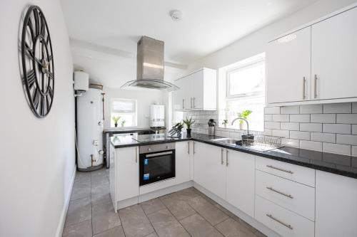 Kitchen, Modern Liverpool Retreat - 4BR Home Near City & Stadiums in Bootle Kitchen, Modern Liverpool Retreat - 4BR Home Near City & Stadiums in Bootle