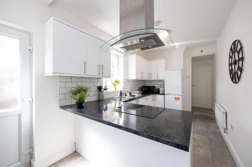Kitchen, Modern Liverpool Retreat - 4BR Home Near City & Stadiums in Bootle Kitchen, Modern Liverpool Retreat - 4BR Home Near City & Stadiums in Bootle