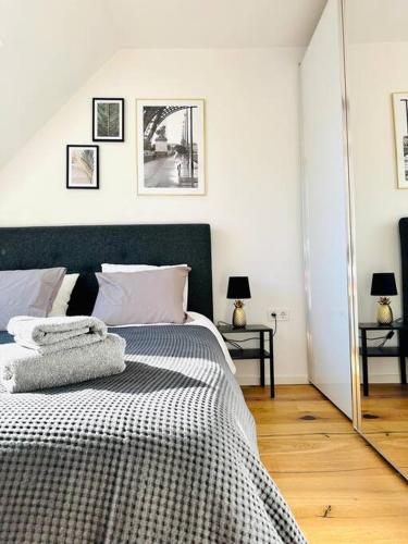 Sunny Terrace Penthouse with AC - Self Check-In