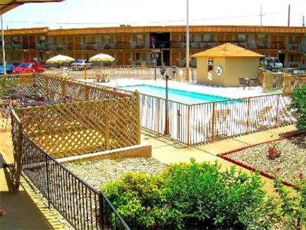 Zwembad, Executive Inn and Suites Springdale in Springdale Zwembad, Executive Inn and Suites Springdale in Springdale