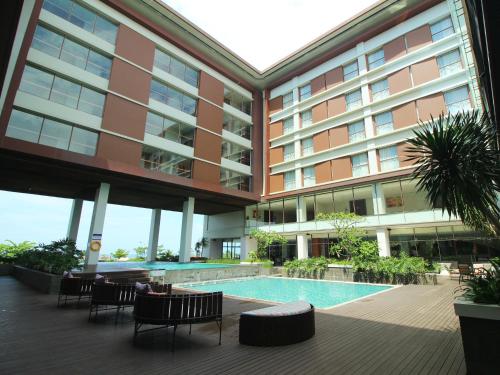 Swimming pool, Mercure Padang Hotel in Padang Swimming pool, Mercure Padang Hotel in Padang
