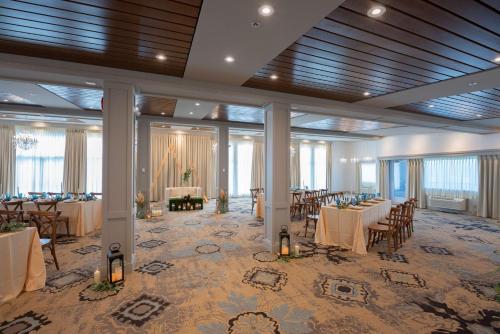 Salón de banquetes, Prestige Treasure Cove Resort, WorldHotels Elite in Prince George City Center Salón de banquetes, Prestige Treasure Cove Resort, WorldHotels Elite in Prince George City Center