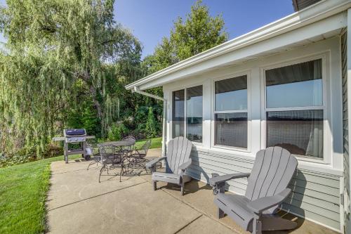 Quaint Olivet Cabin with Patio on Duck Lake! in 阿爾比恩 (MI) Quaint Olivet Cabin with Patio on Duck Lake! in 阿爾比恩 (MI)