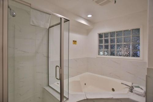 Bathroom, Best Western Surf City in Huntington Beach (CA) Bathroom, Best Western Surf City in Huntington Beach (CA)