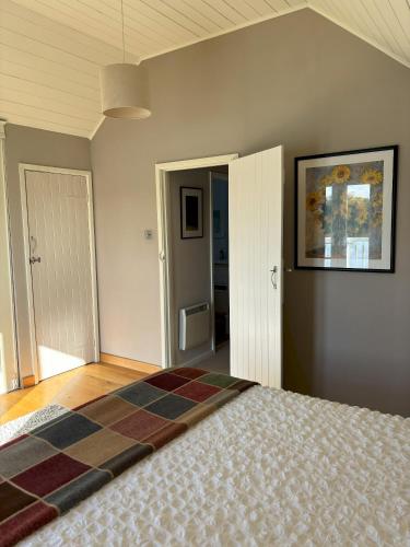 Kinsale Lodge · Cotswolds Lakeside - Spring Lake