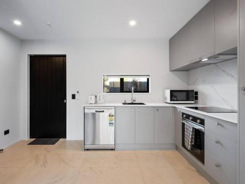 مطبخ, Spa Hideaway in Central City with Parking in لينوود مطبخ, Spa Hideaway in Central City with Parking in لينوود