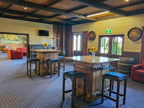 Pub/Lounge, Discovery Countrytime Hotel Omarama in Omarama Pub/Lounge, Discovery Countrytime Hotel Omarama in Omarama