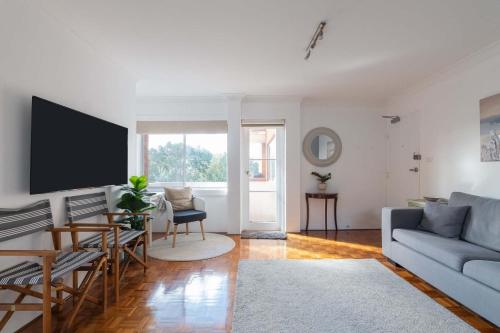 Beachside Clovelly Living w Parking 50m to Beach in Bronte Beachside Clovelly Living w Parking 50m to Beach in Bronte