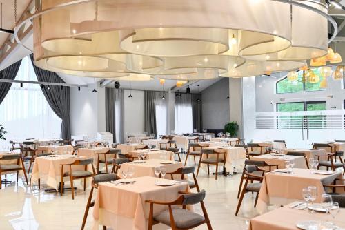 Banquet hall, Stonehenge Hotel & Restaurant in Tsaghkadzor Banquet hall, Stonehenge Hotel & Restaurant in Tsaghkadzor