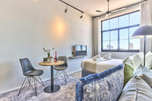 Upmarket East City Apartment w views