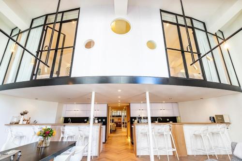 Luxurious, modern, artsy, fully fitted home!