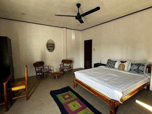 A bedroom in a local area in Nam Khan River A bedroom in a local area in Nam Khan River