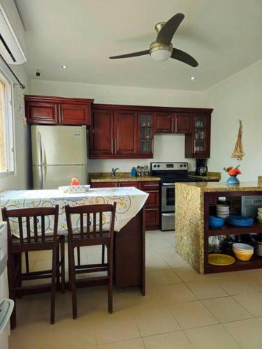Modern town house with pool and 3 Bdrms in Coxen Hole Modern town house with pool and 3 Bdrms in Coxen Hole