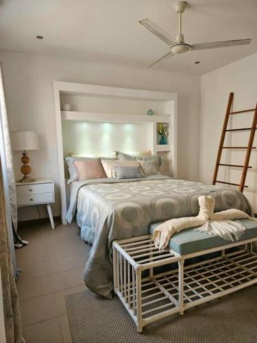 Modern town house with pool and 3 Bdrms in Coxen Hole Modern town house with pool and 3 Bdrms in Coxen Hole
