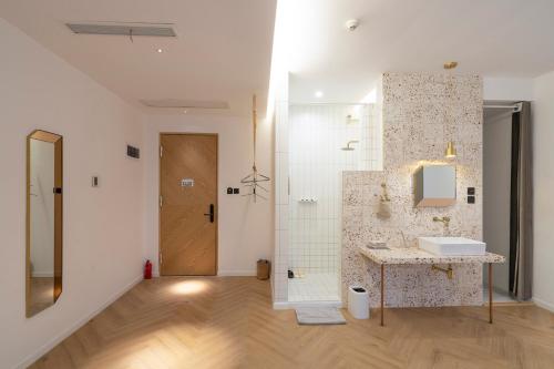 Shower, Yixi Designer's Boutique Hotel Xi'an in Li Jia Village Shower, Yixi Designer's Boutique Hotel Xi'an in Li Jia Village