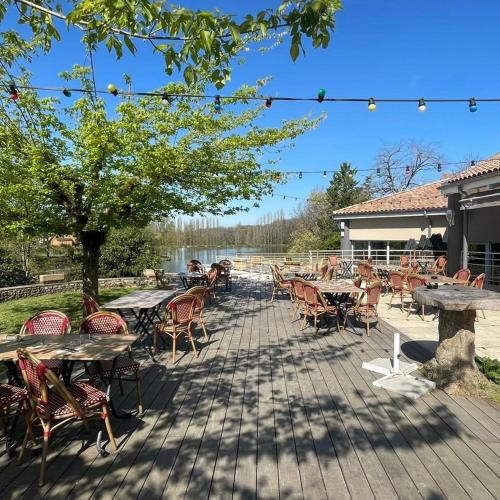 陽台/露台, Hotel Restaurant La Dame du Lac in 蒙夫朗屈安 陽台/露台, Hotel Restaurant La Dame du Lac in 蒙夫朗屈安