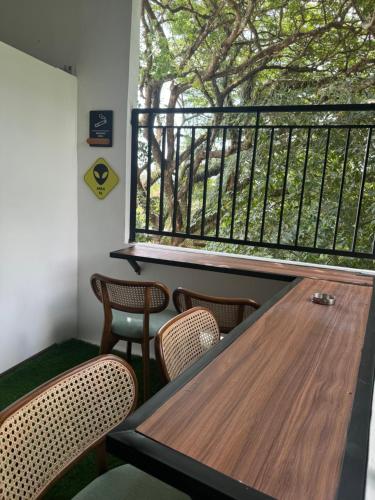 발코니/테라스, JM CABIN in Godean 발코니/테라스, JM CABIN in Godean