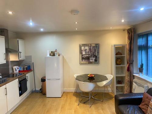 1-Bed unit 10 minute drive from Hellfire Caves in Abbey 1-Bed unit 10 minute drive from Hellfire Caves in Abbey