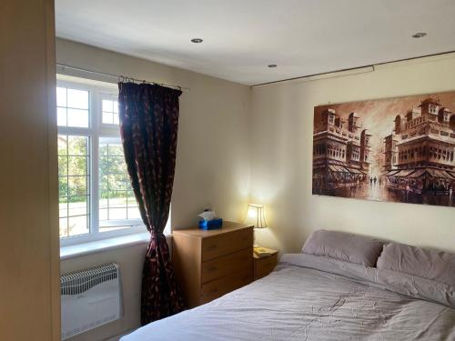 1-Bed unit 10 minute drive from Hellfire Caves in Abbey 1-Bed unit 10 minute drive from Hellfire Caves in Abbey