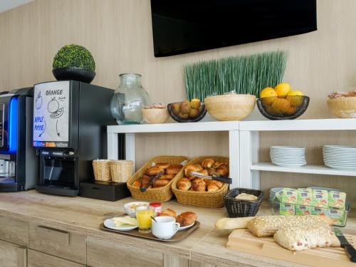 Food and beverages, B&B HOTEL Antibes Juan-les-Pins in Le Fournel Food and beverages, B&B HOTEL Antibes Juan-les-Pins in Le Fournel
