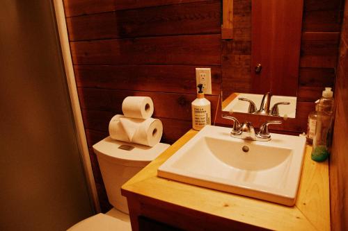 Fürdőszoba, Rustic Woodland Cabin at Beaverfoot in Parson (BC) Fürdőszoba, Rustic Woodland Cabin at Beaverfoot in Parson (BC)