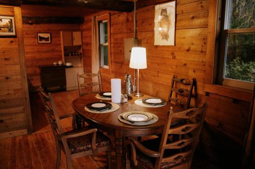 Létesítmények, Rustic Woodland Cabin at Beaverfoot in Parson (BC) Létesítmények, Rustic Woodland Cabin at Beaverfoot in Parson (BC)