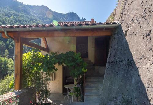 La maisonnette a la caze in Mostuejouls La maisonnette a la caze in Mostuejouls