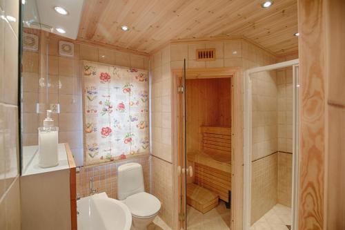 Bathroom, Modern retreat by Beitostølen ski stadium in Beitostolen Bathroom, Modern retreat by Beitostølen ski stadium in Beitostolen