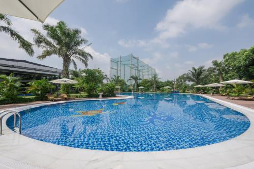 Swimming pool, FLC Luxury Resort Vinh Phuc near Duong Lam Ancient Village Swimming pool, FLC Luxury Resort Vinh Phuc near Duong Lam Ancient Village