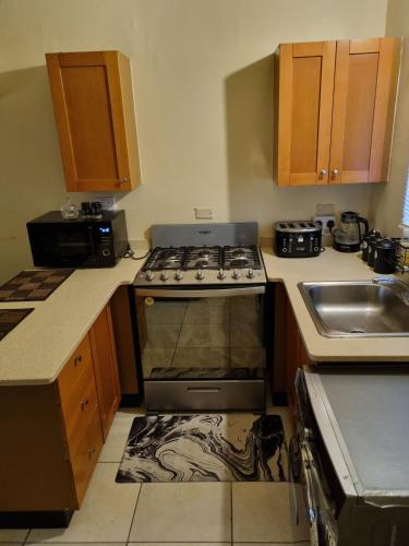 2-Bed Sleeps 4 Private Garden Parking in Portmore 2-Bed Sleeps 4 Private Garden Parking in Portmore