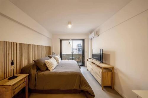 Luxury Studio, King Bed & Balcony Views by depptö