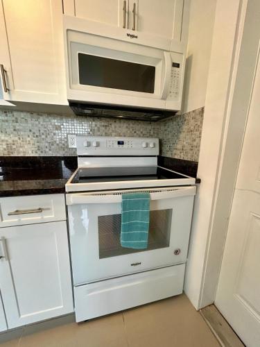 Cocina, 2 min walk to beach with free parking at Lauderdale 17-1 in Lauderdale-by-the-Sea Cocina, 2 min walk to beach with free parking at Lauderdale 17-1 in Lauderdale-by-the-Sea