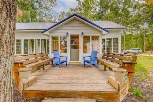 Rapid City Cottage with Patio Near Beach Access! in 埃爾克急流市(MI) Rapid City Cottage with Patio Near Beach Access! in 埃爾克急流市(MI)