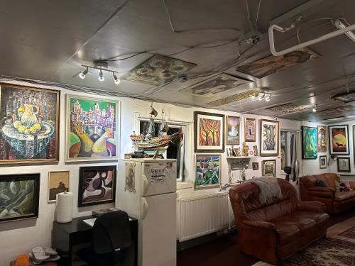 Brimarsbru sleep inn-art Gallery in Njardvik Brimarsbru sleep inn-art Gallery in Njardvik