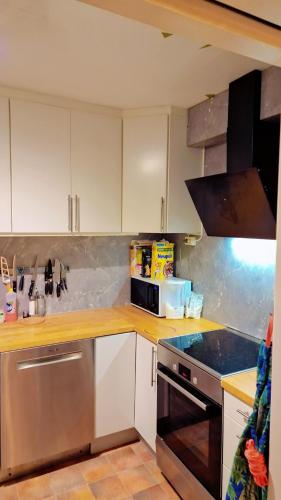 Cocina, Room In Handsome Haven House in Gjovik City Center Cocina, Room In Handsome Haven House in Gjovik City Center